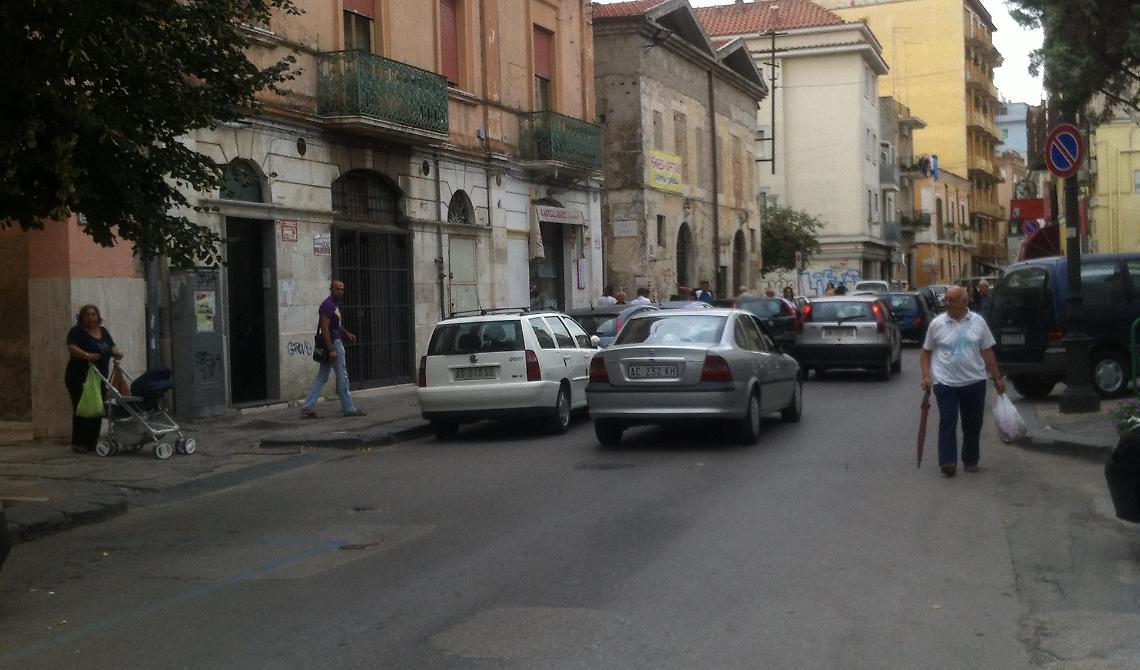 Far west in Via Manzoni: rapinato titolare tabaccheria, esplosi colpi di arma da fuoco