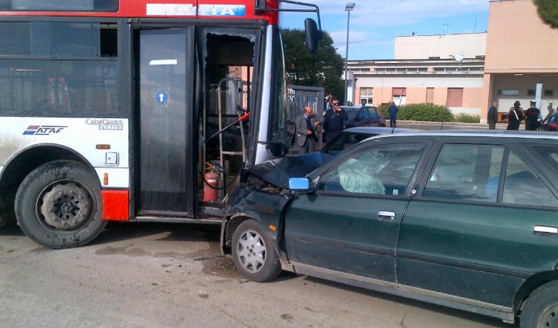 Autobus Ataf contro auto: panico per i tantissimi studenti diretti ad Arpinova