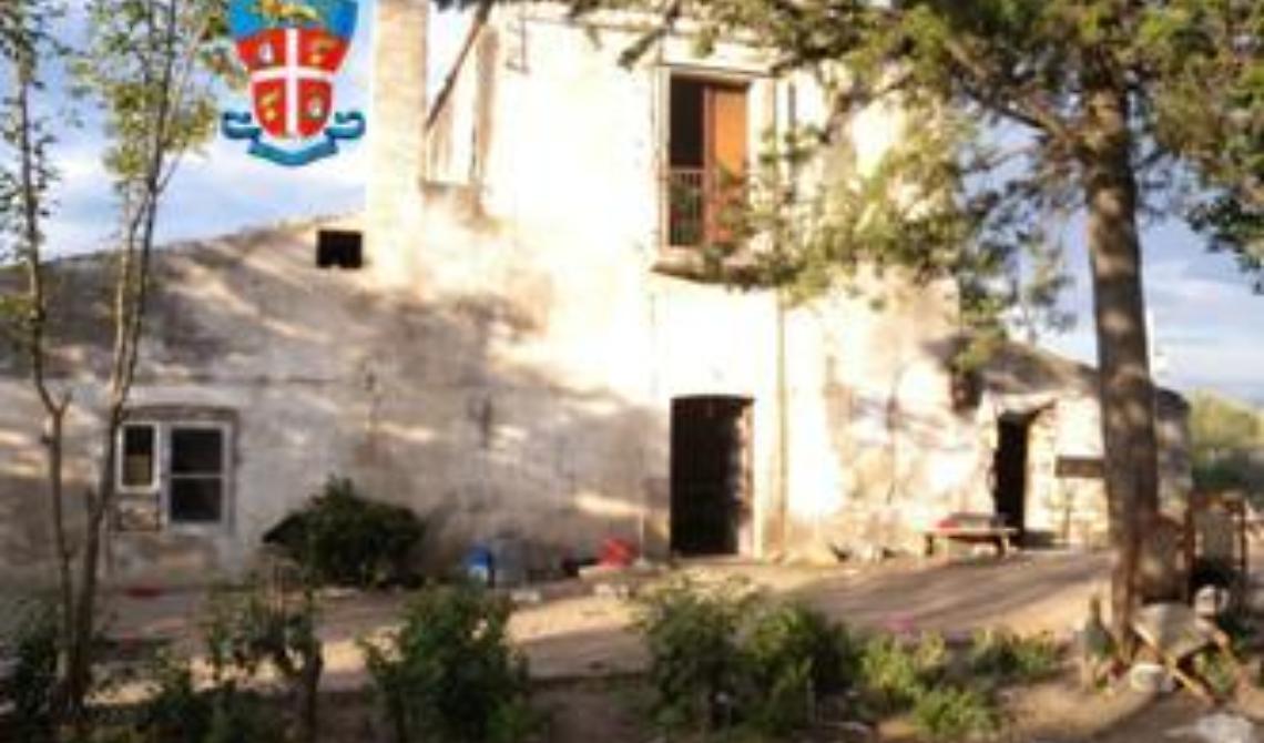 Occupano abusivamente una masseria e rubano energia elettrica: nove arresti