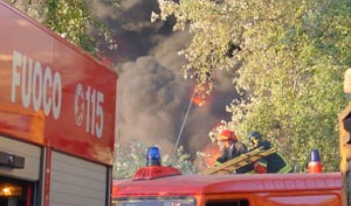 In fiamme il boschetto che circonda il santuario dell'Incoronata