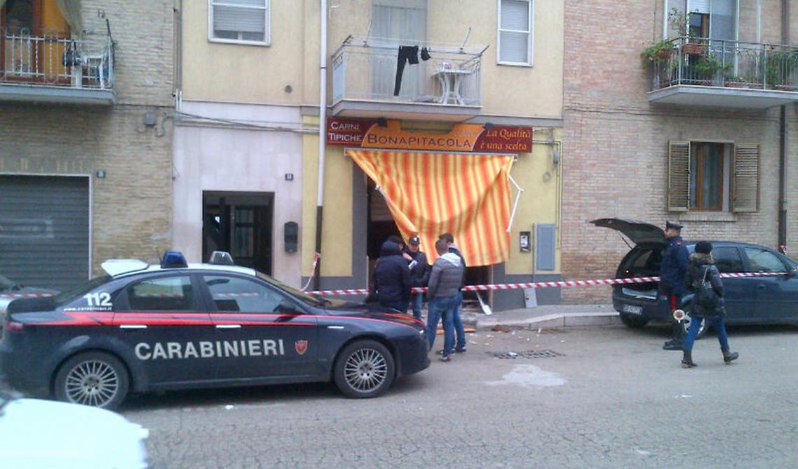 Bomba a Lucera, sventrata una macelleria