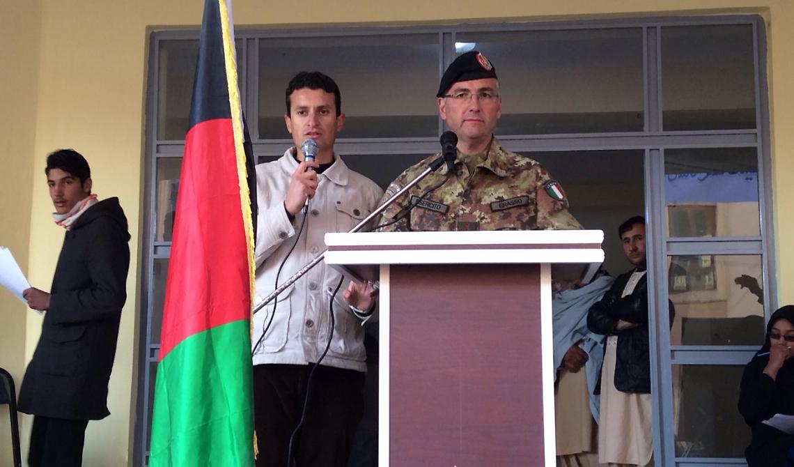 Il colonnello Vincenzo Grasso durante la cerimonia di inaugurazione della  “Pole Rangina High School” 