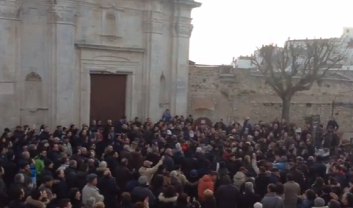 Contro la TARSU, la protesta di 2000 persone in piazza a Monte Sant'Angelo