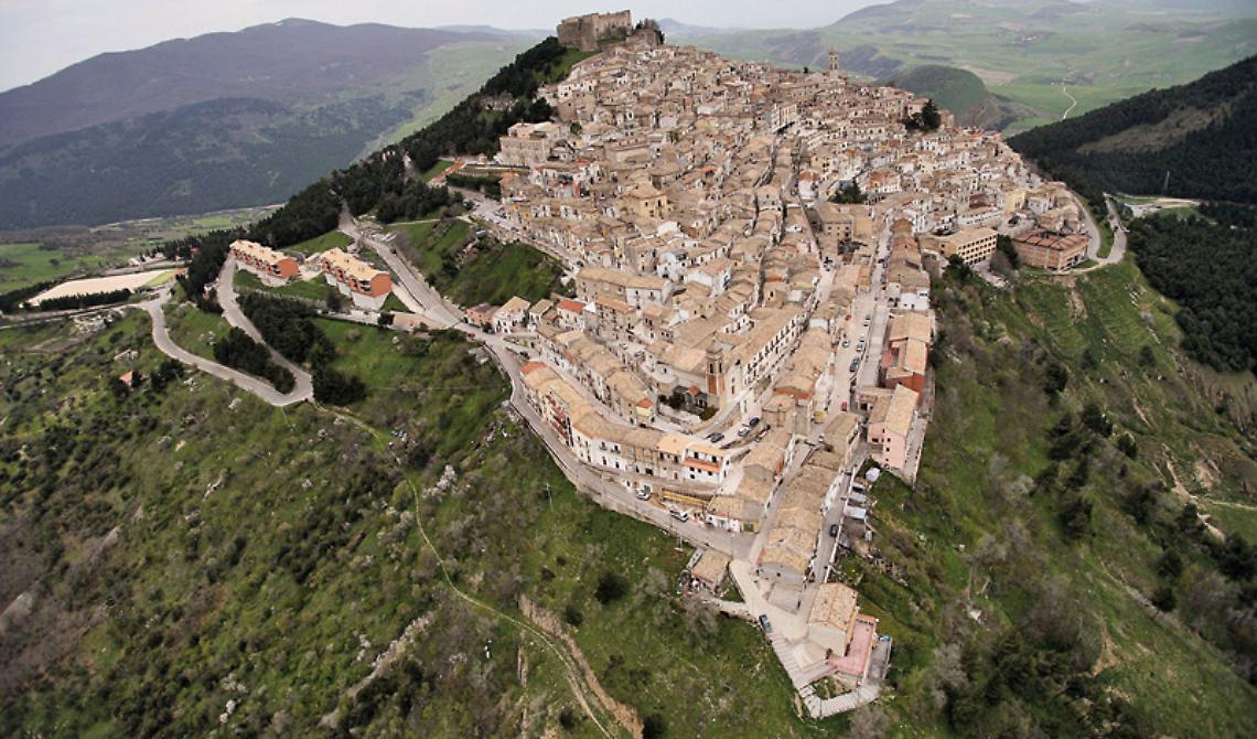 I nostri paesi? Portoni antichi spalancati su scialbi orizzonti