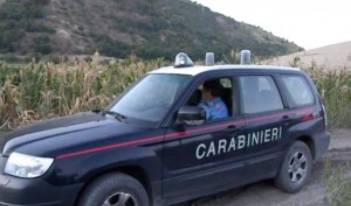 A bordo di due auto sparano contro la gioielleria e fuggono col malloppo