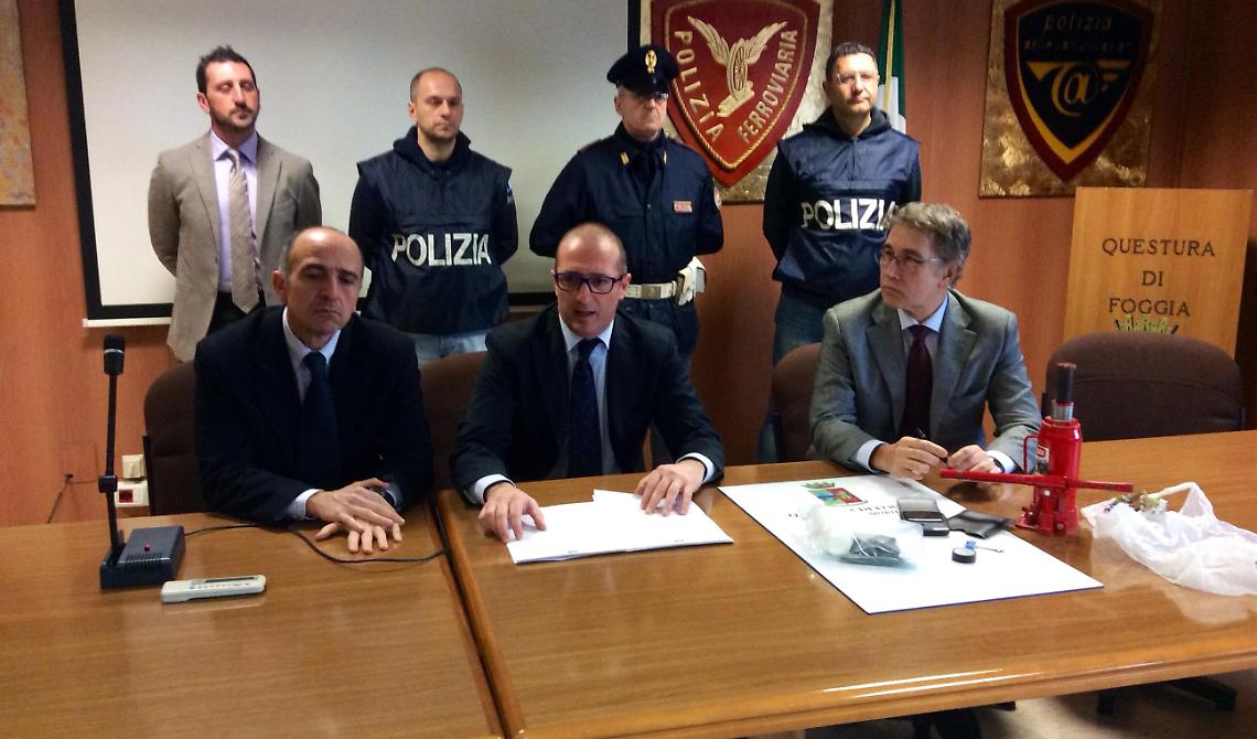 Al centro il dirigente della Mobile di Foggia, Annicchiarico; a destra il neo questore Piernicola Silvis 