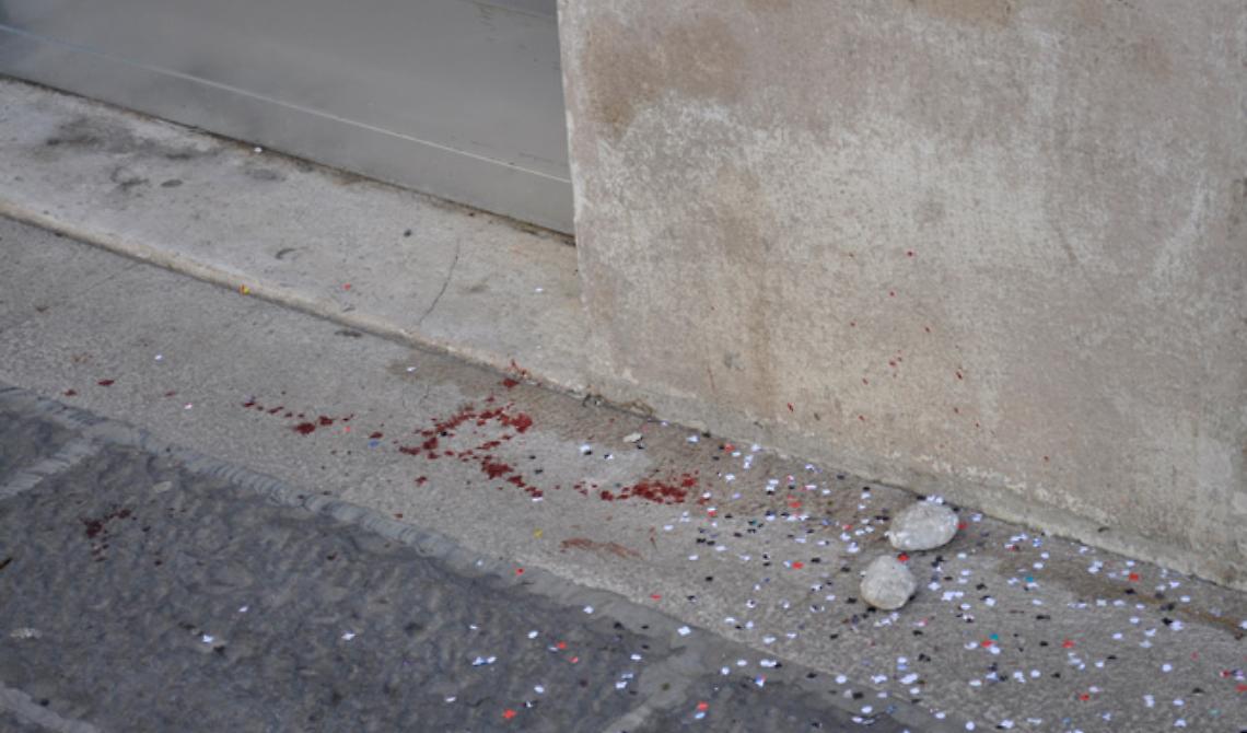 Le foto del sangue lasciato a terra dal vigile aggredito a Foggia