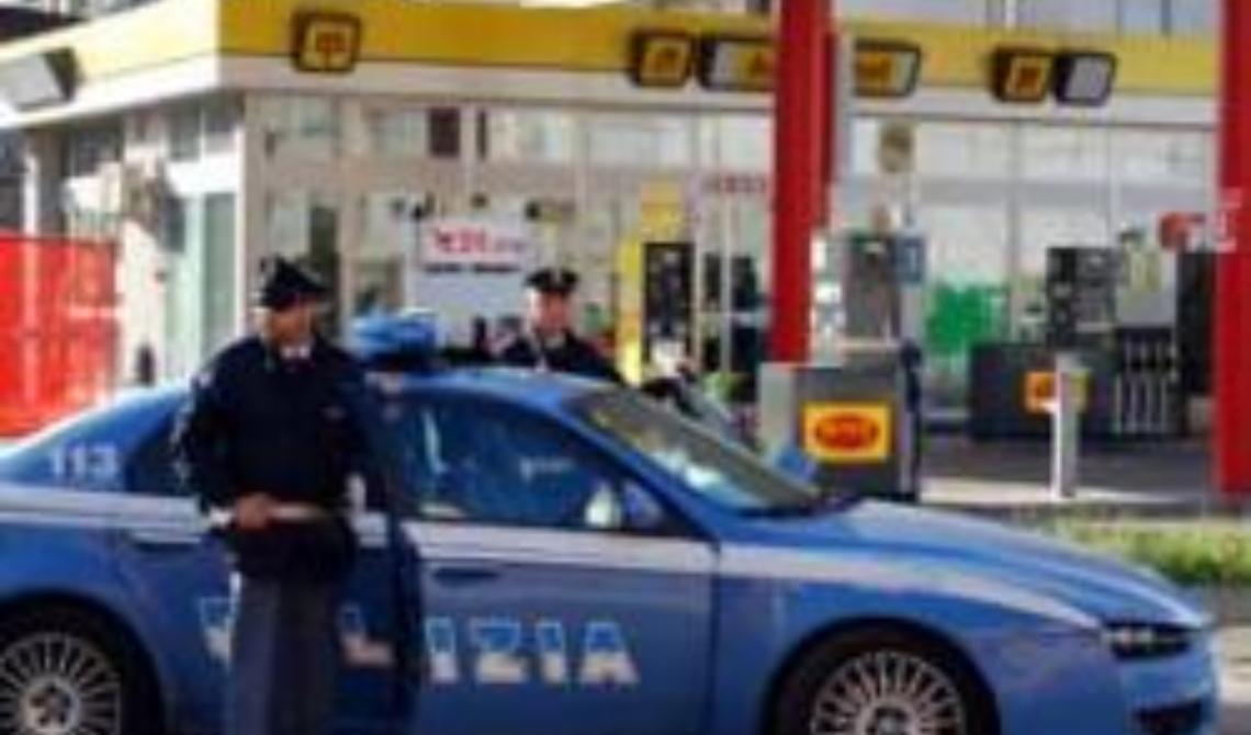 Ss 16: utilizzano auto come ariete e rapinano distributore carburante