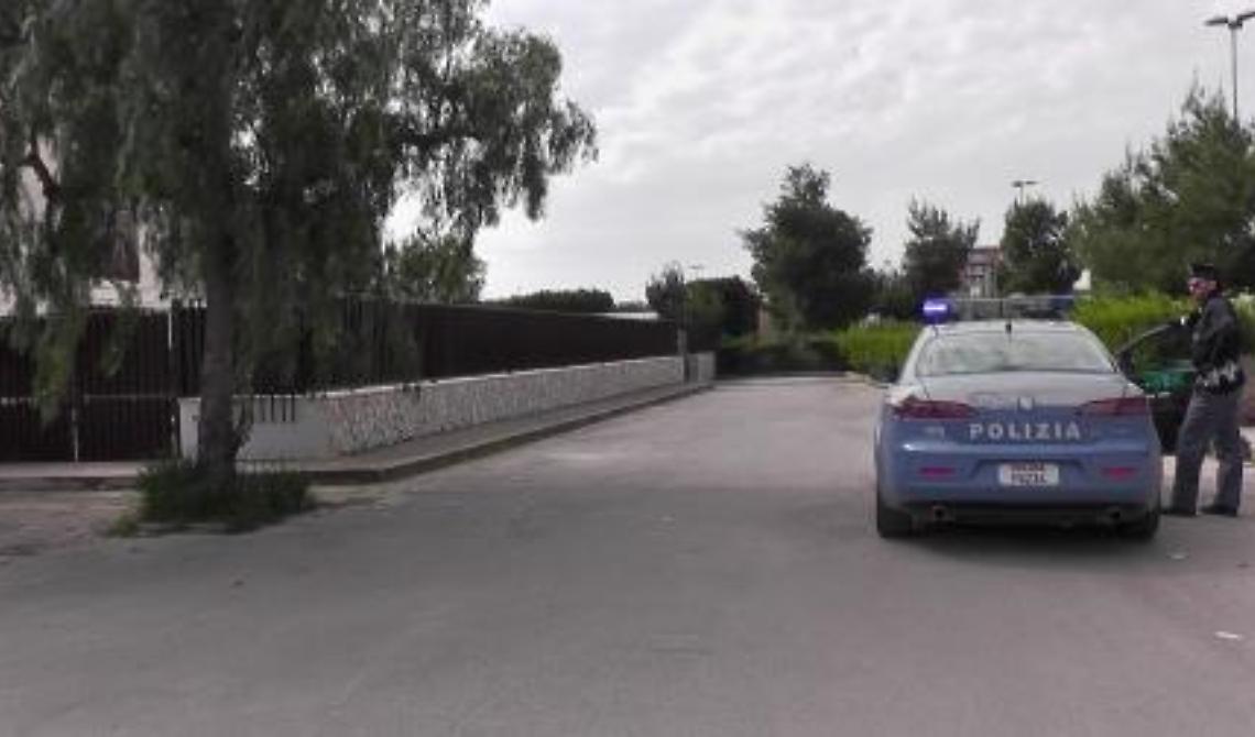 Adescava ragazzini per fare sesso: i poliziotti lo hanno colto sul fatto