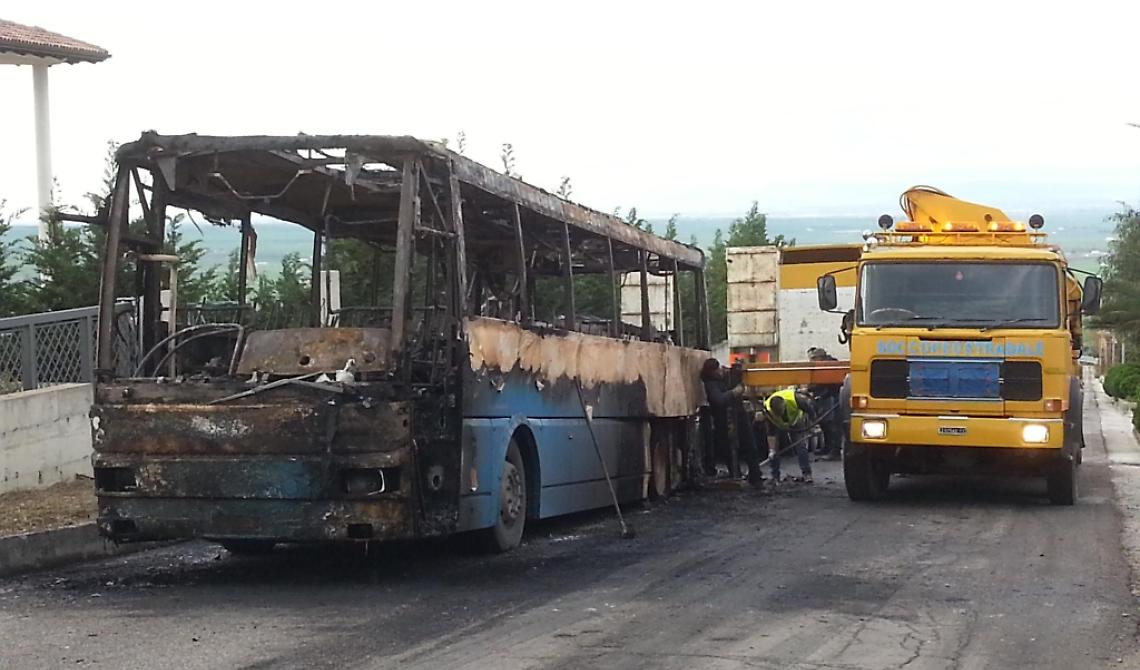 Il mezzo delle Ferrovie del Gargano avvolto dalle fiamme