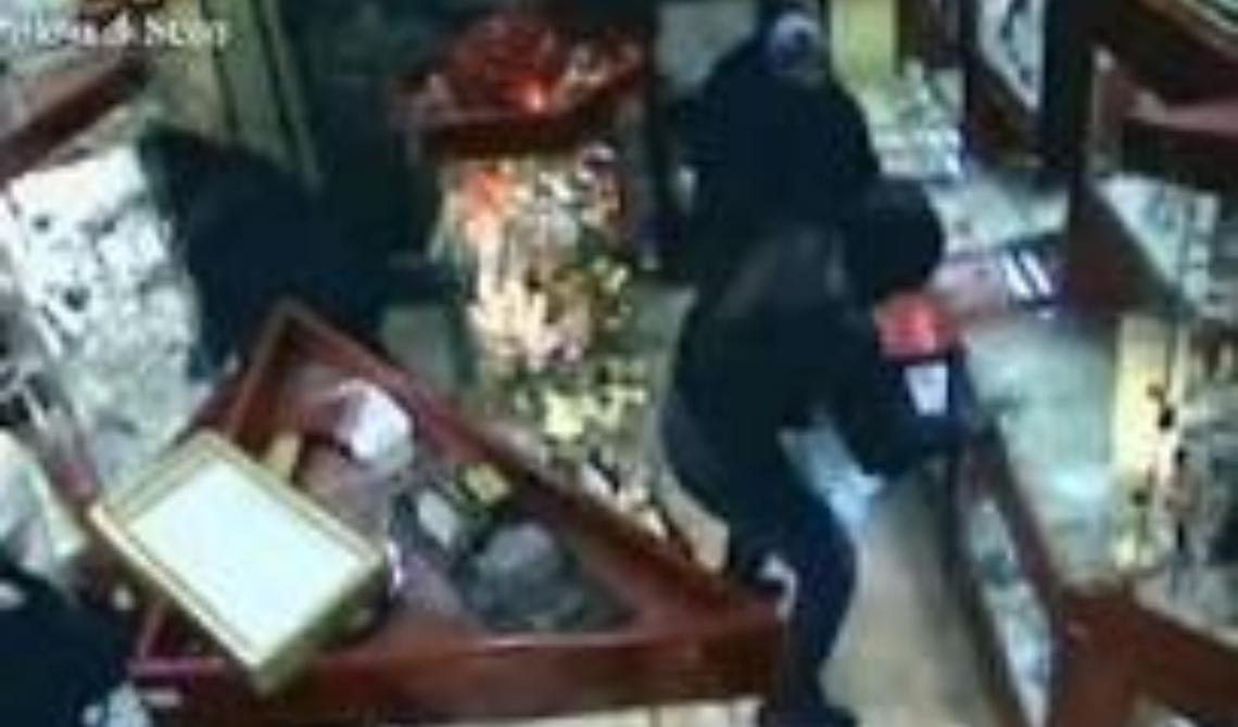 Troia, rapina alla gioielleria "Gugliemi": banditi si fingono clienti