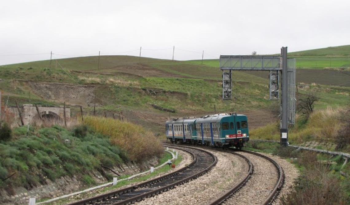 Il treno Foggia - Potenza fermato dalle lumache