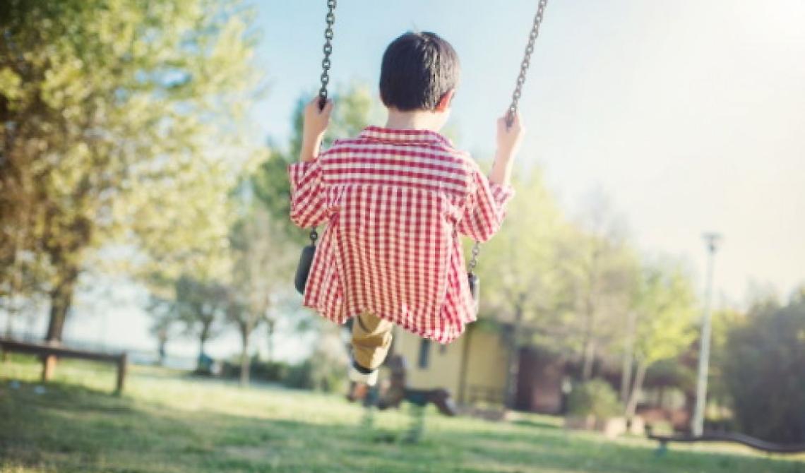 "Stavo solo facendo pipì“, in realtà si masturbava  davanti ai bimbi al parco giochi