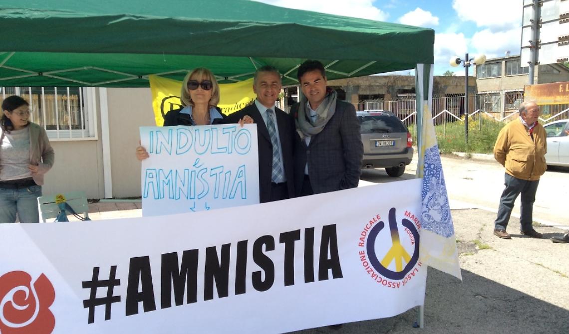 Il sit-in di protesta dell'associazione radicale Mariateresa di Lascia 
