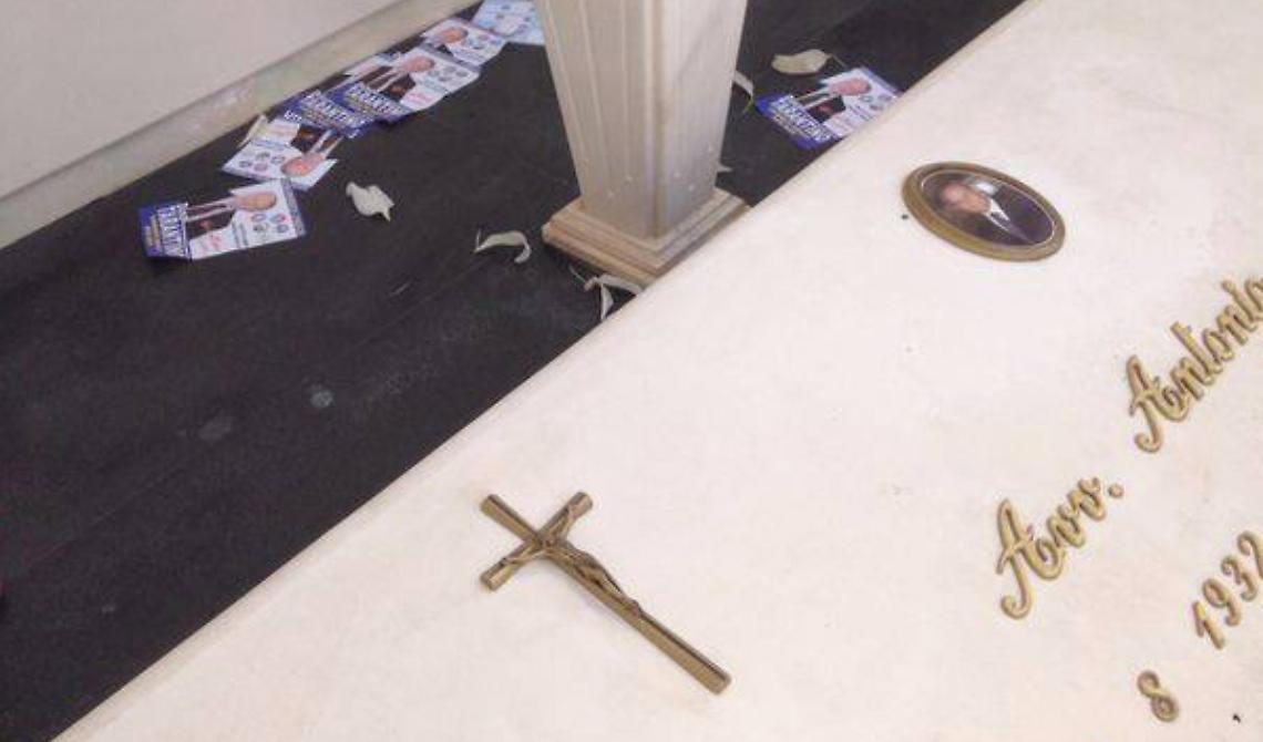 Orta Nova, imbrattano di volantini elettorali la tomba del padre di Iaia Calvio e Tarantino querela