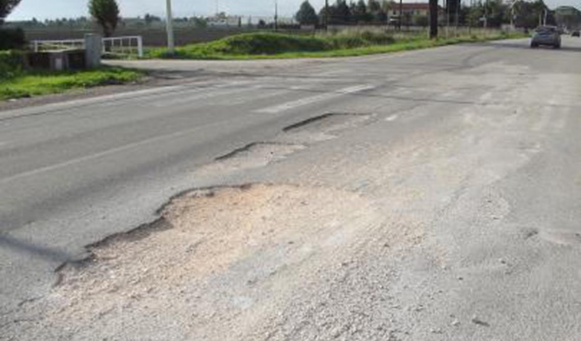 Le buche in via Napoli a Foggia