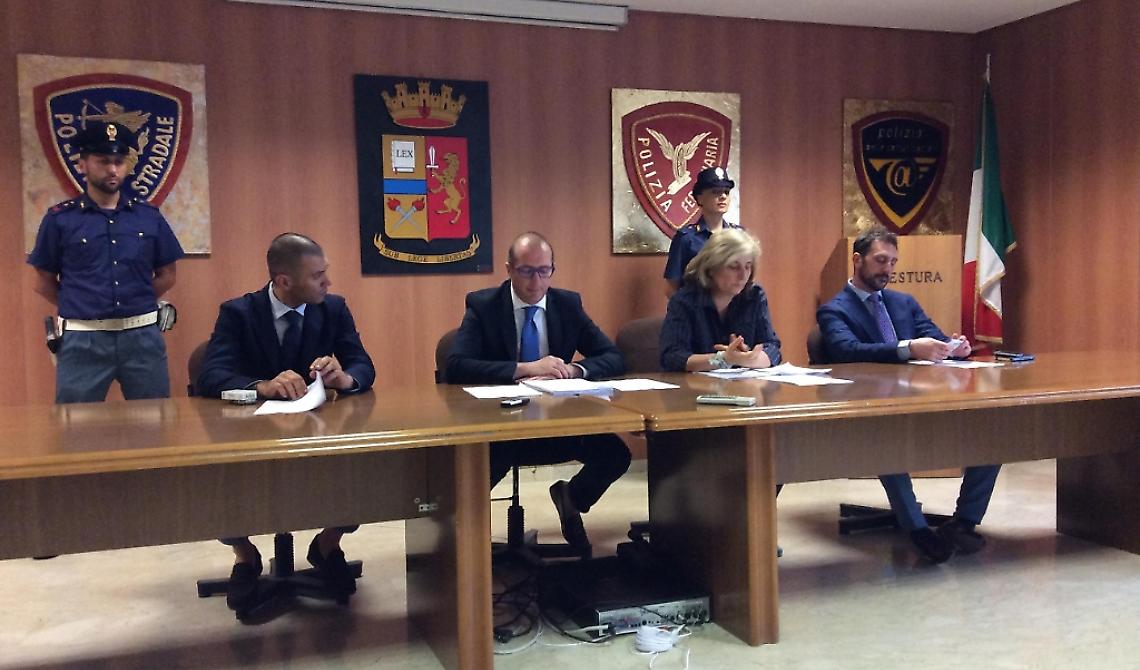 Rubano carico di fitofarmaci dalla sua azienda ma lui  vuole assumerli: in manette dieci cerignolani 