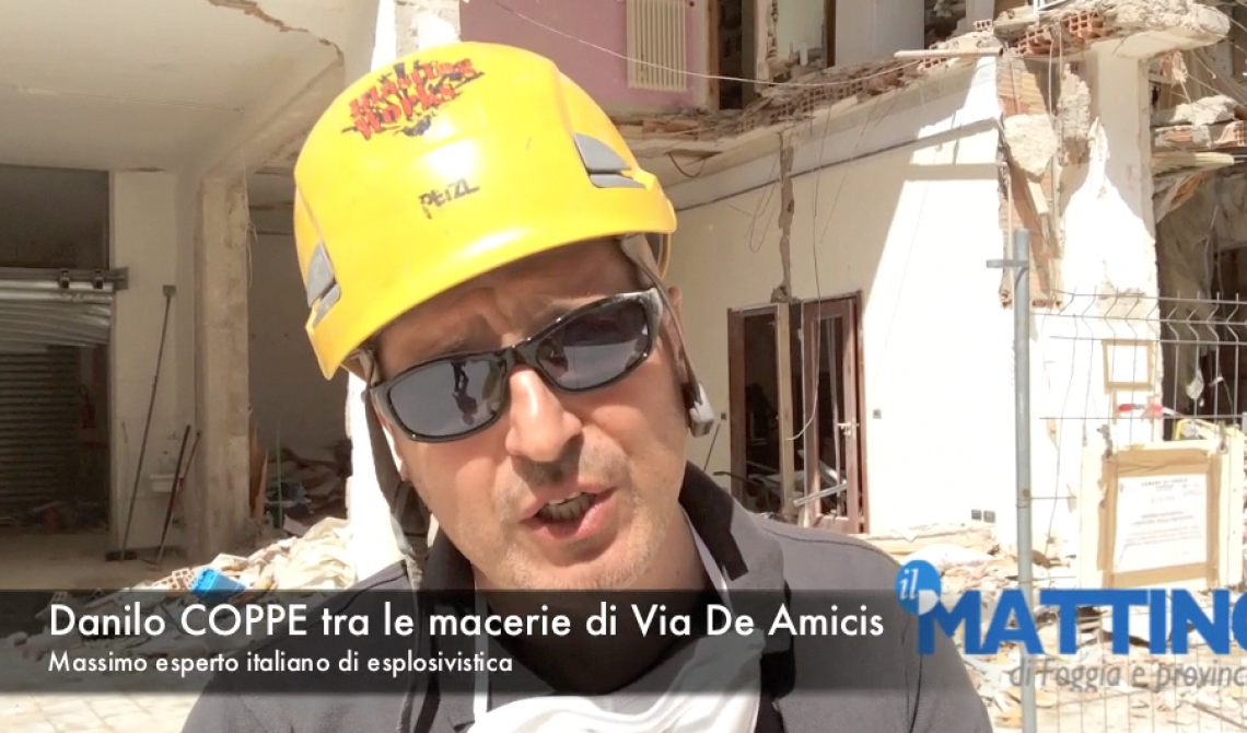 Danilo Coppe tra le macerie del crollo 