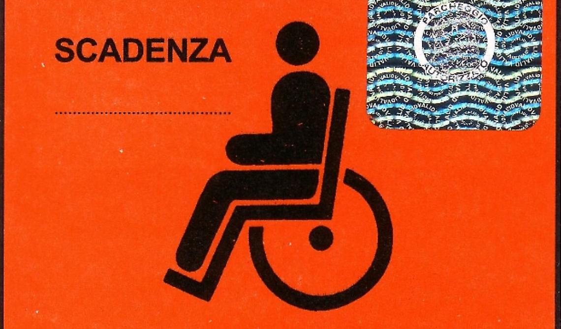 In giro con pass per invalidi di persona deceduta: denunciato