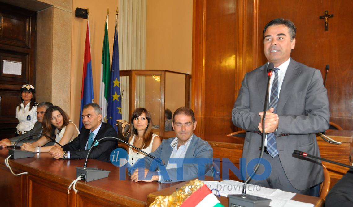 Landella rompe gli schemi partitici e vara la sua giunta pop