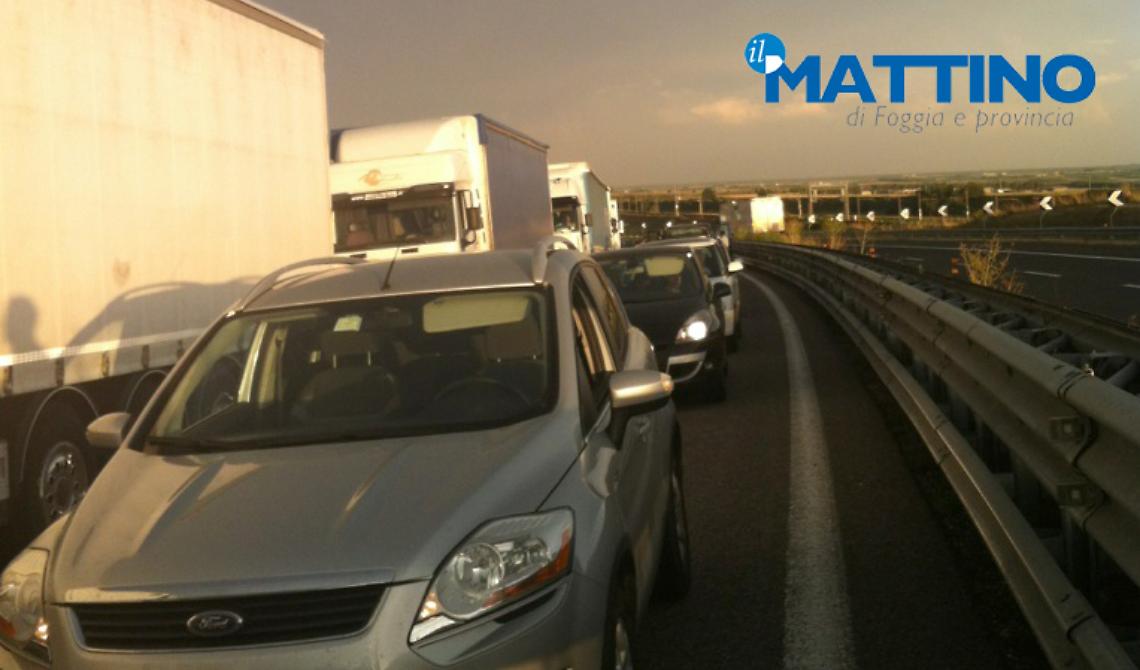 Si ribalta un tir sull'autostrada Foggia-San Severo: due feriti e una coda interminabile