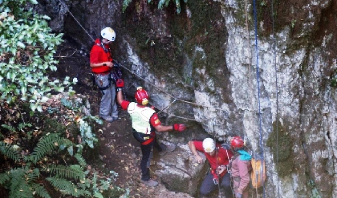 Oggi, 4 Agosto 2009, la scoperta a S. Marco in Lamis del cimitero della mafia garganica nella grotta Zazzano