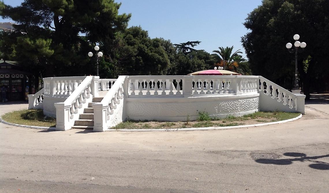 Ciccio D'Emilio raccoglie il monito di Salvatore Valerio e rimette a nuovo il palco della Villa