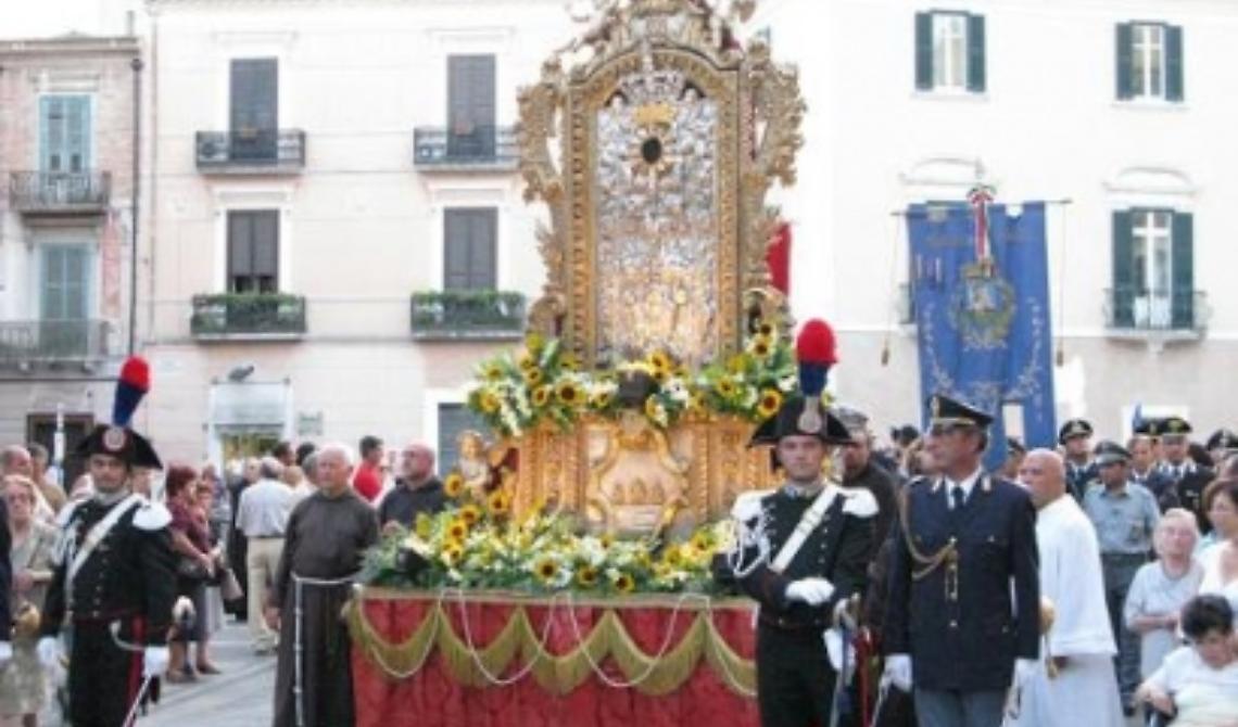 Oggi, 13 Agosto 1062, in un pantano a Foggia il ritrovamento di una tavola in legno raffigurante una Madonna: &egrave; la Madonna dei Sette Veli