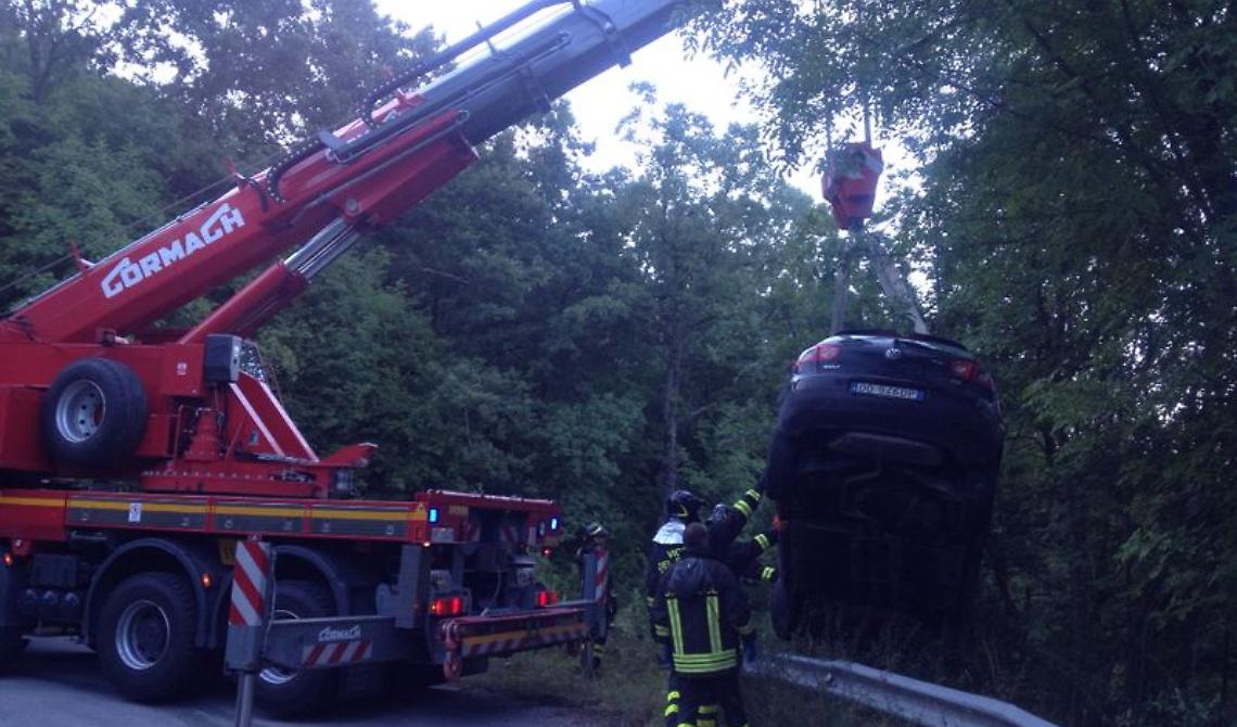 Sessano del Molise, precipita con l'auto in un burrone: salvo per miracolo