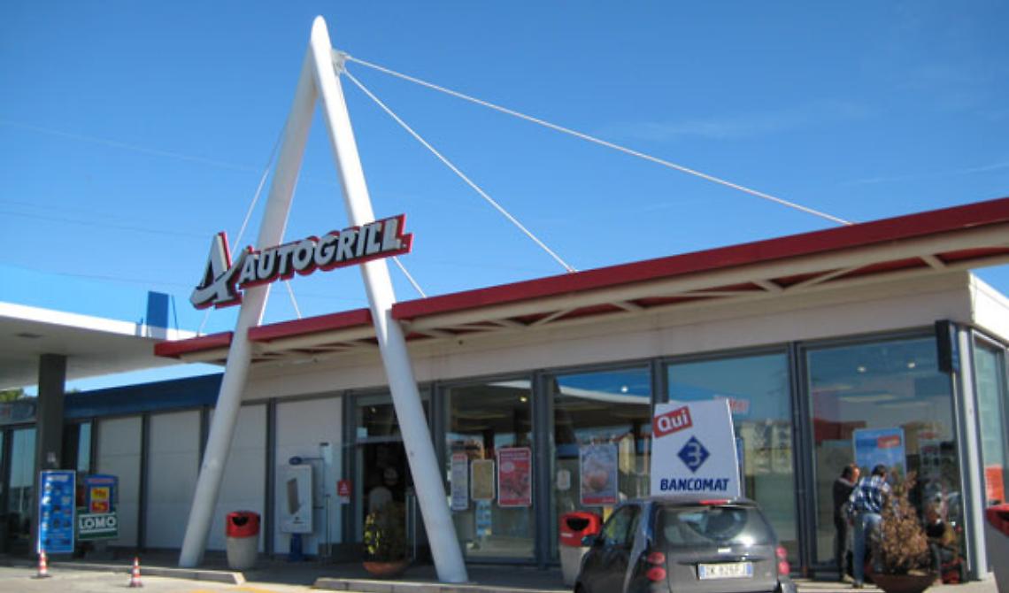  A16, rapina in autogrill, due banditi fuggono con l'incasso