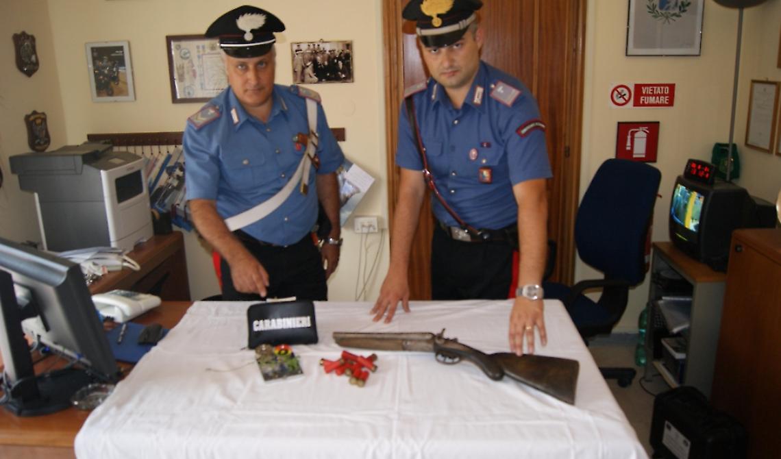 A 20 anni con fucile a canne mozze in casa: arrestato
