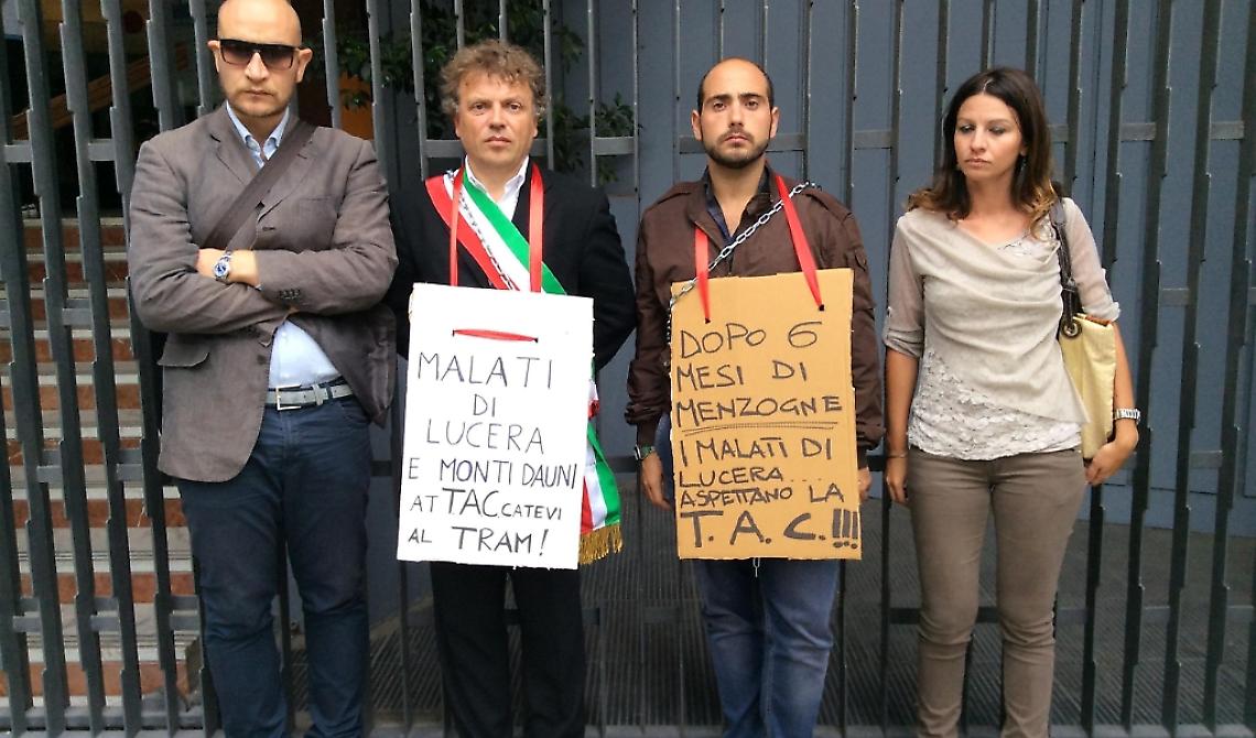 Il sindaco di Lucera, Tutolo, si incatena contro la Asl di Foggia: «Ridateci la TAC»