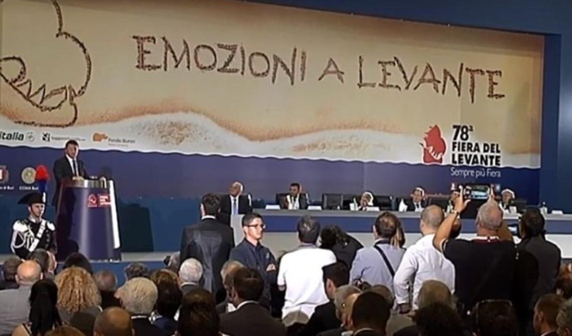 Renzi, il toscanaccio che incanta i pugliesi. In Fiera c'era già stato: da bambino, nello stand di suo padre