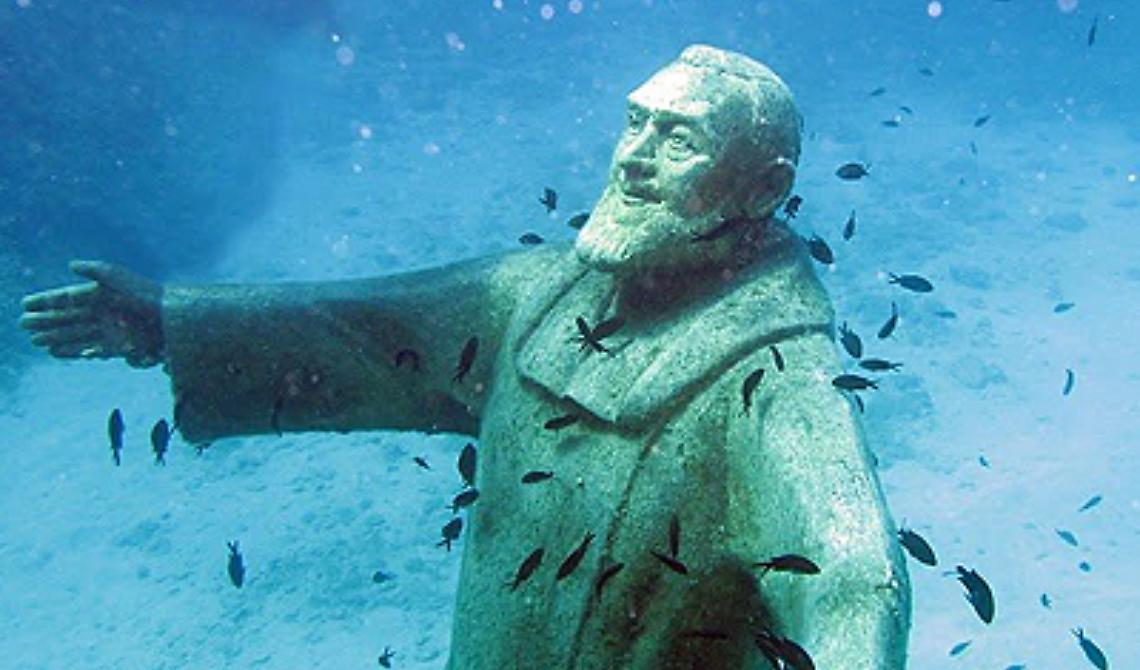 Oggi, 3 ottobre 1998, la discesa negli abissi delle Tremiti di Padre Pio: la statua marina più grande del mondo