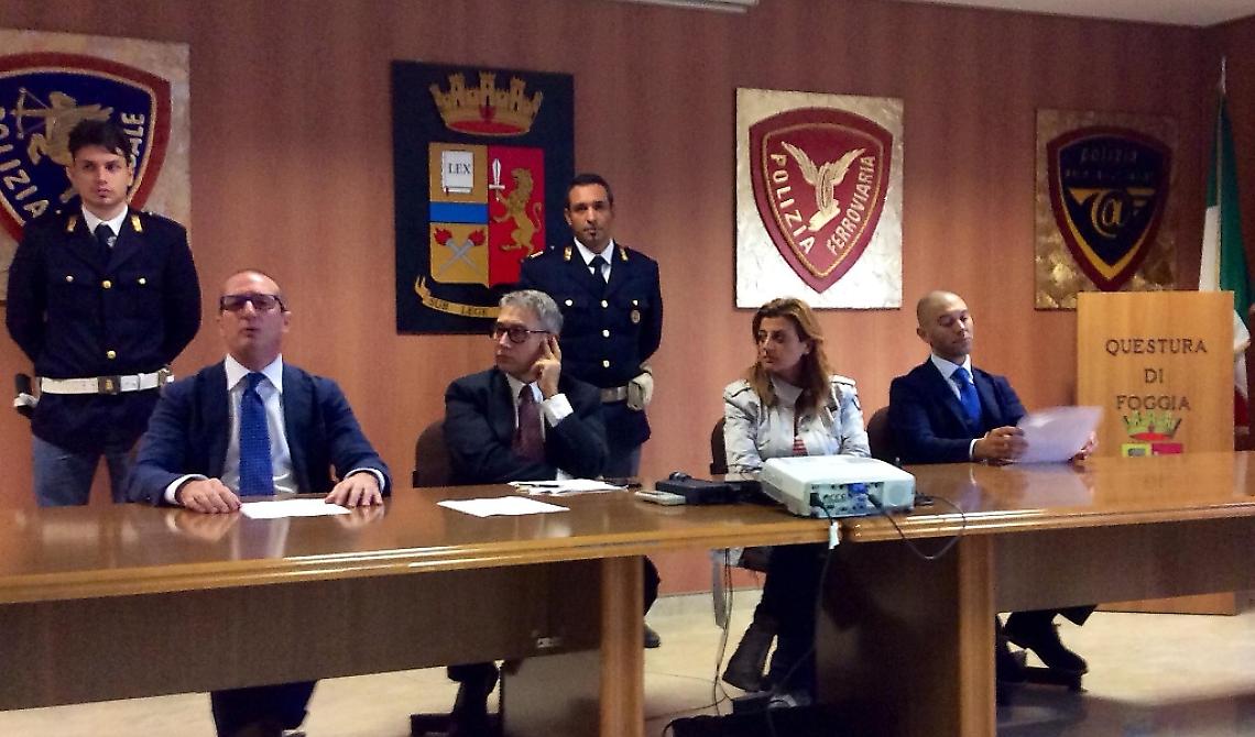 Al centro il Questore di Foggia Piernicola Silvis; a sinistra il dirigente della Mobile Giuseppe Annicchiarico; a destra il dirigente del commissariato di San Severo Finizio 