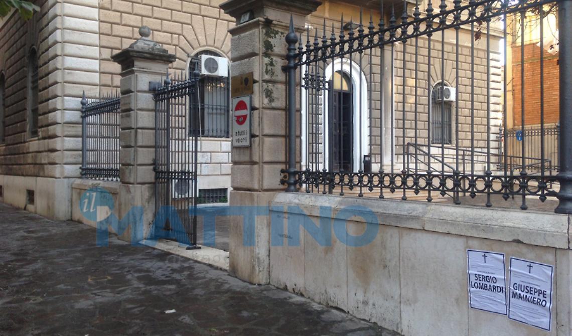 L'ingresso alle commissioni consiliari dove sono stati affissi i manifesti
