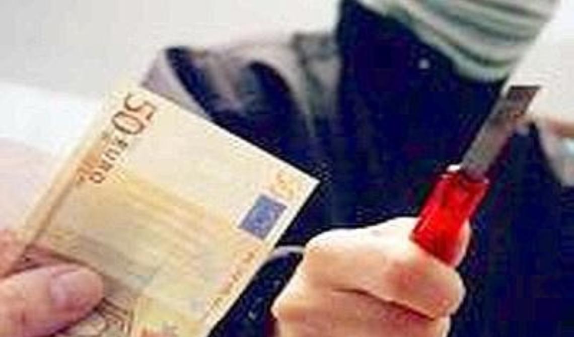 San Severo, rapinano e feriscono commercianti: due arresti