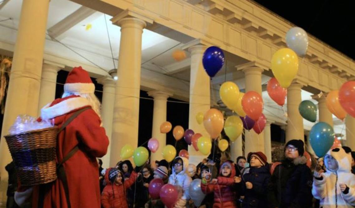 I desideri dei bambini accendono l'albero di Natale di Foggia