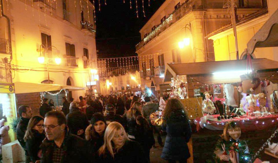 Candela accende il Natale: in 10mila alle prime serate della festa d'inverno