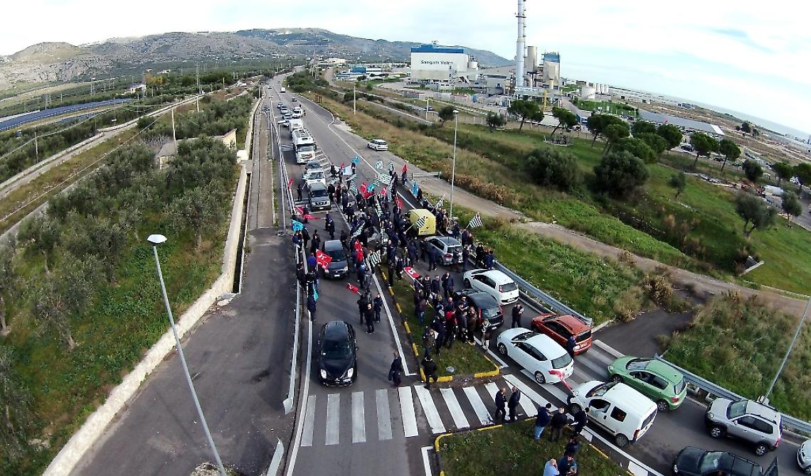 Protesta "Sangalli Vetro": operai occupano la Statale 89