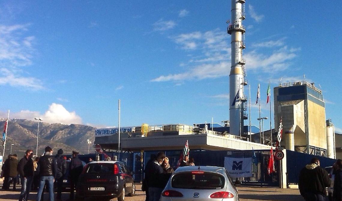 Protesta Sangalli: i due operai scendono dalla ciminiera 