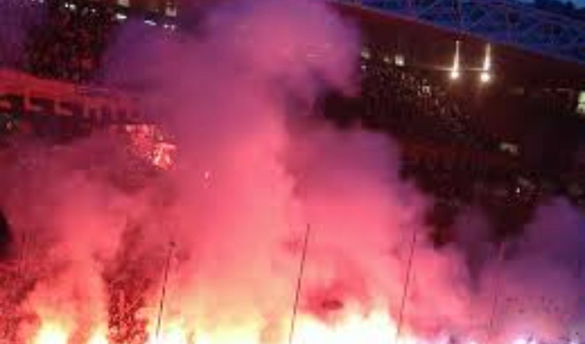 Foggia-Barletta, la guerra fuori dallo stadio: feriti cinque poliziotti