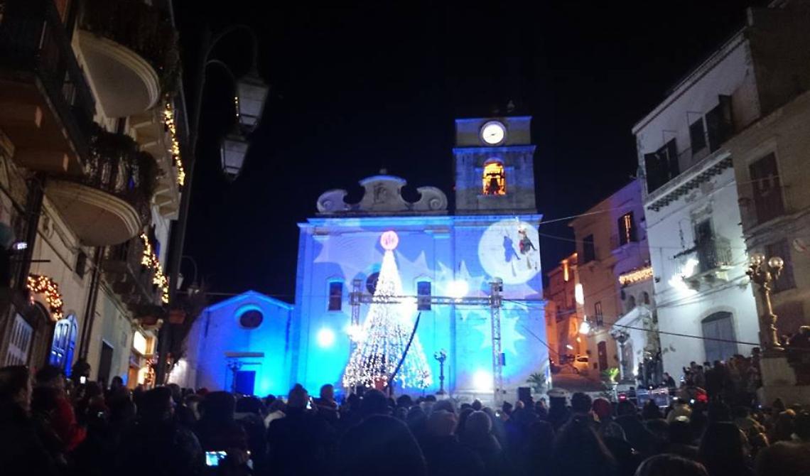 E vola, vola, vola, vola la Befana... Così Candela riesce a far tesoro delle feste di Natale