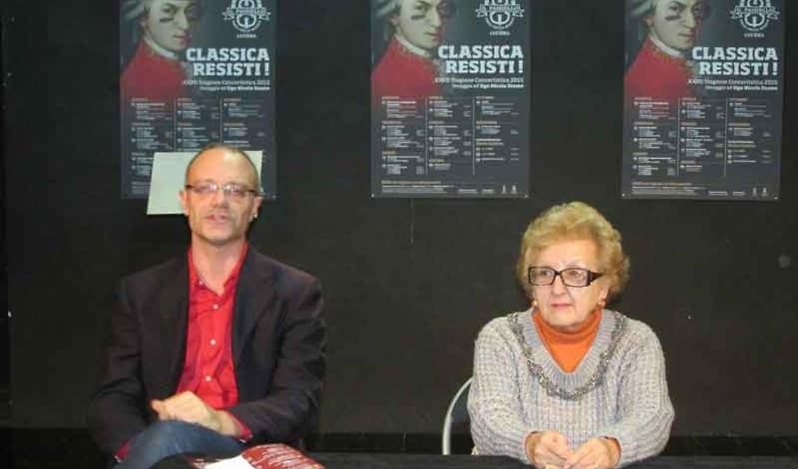 Un Mozart travestito da Rambo per "Classica Resisti!" 
