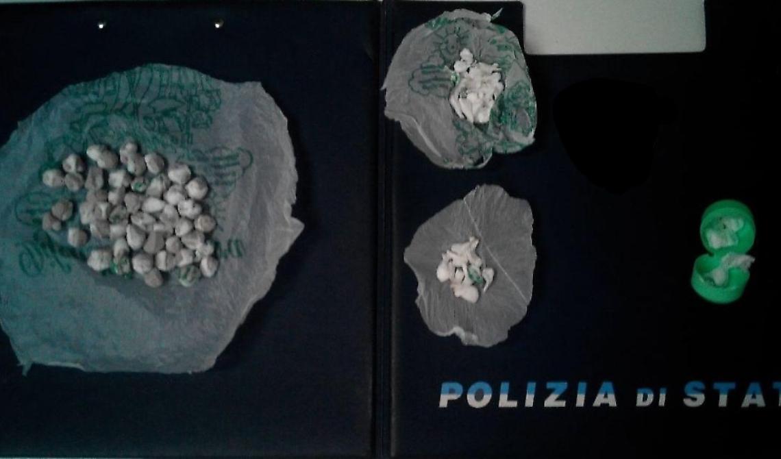 Si accorge di un posto di blocco della polizia e lancia dal finestrino bustina con cocaina: arrestato operaio 
