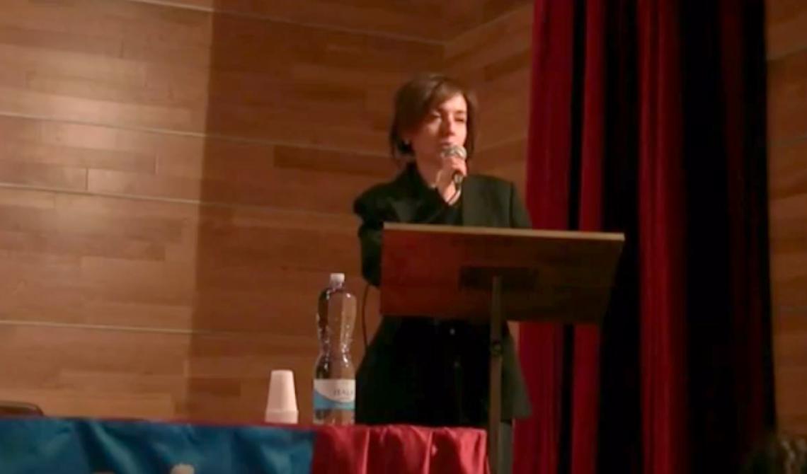 La Calabrese non brilla per simpatia, ma metterla in croce con l'accusa di omofobia...
