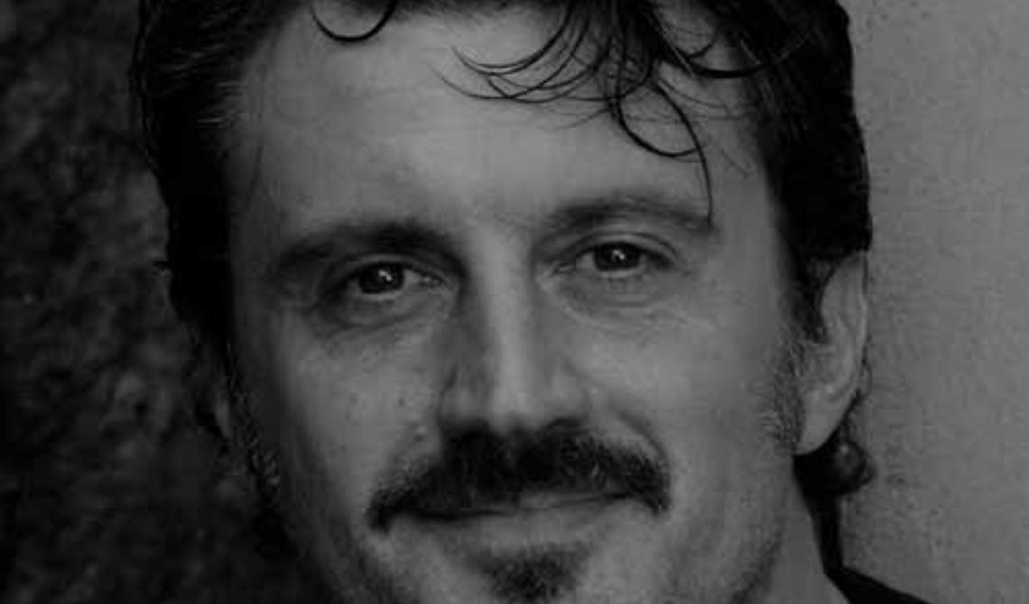 “Non è stagione” per Antonio Manzini, questa sera alla Ubik