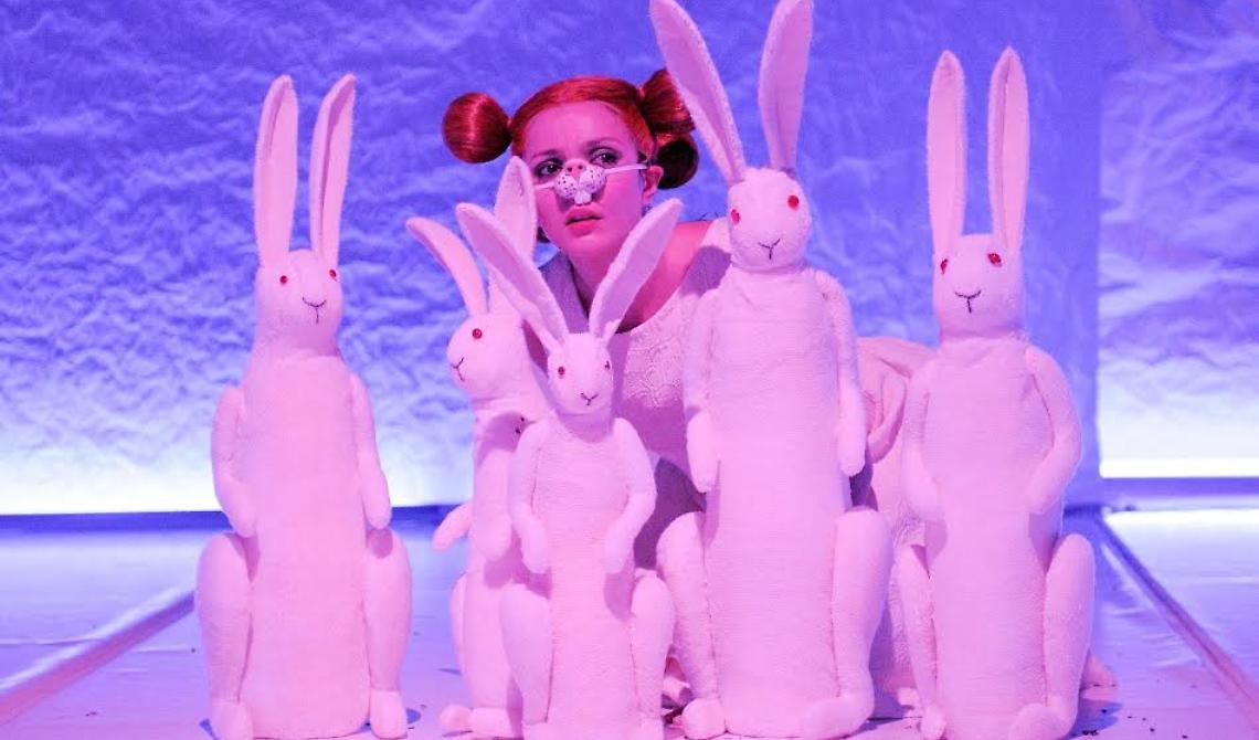 Ambra Angiolini risolve “La misteriosa scomparsa di W” sul palco del "Dalla"