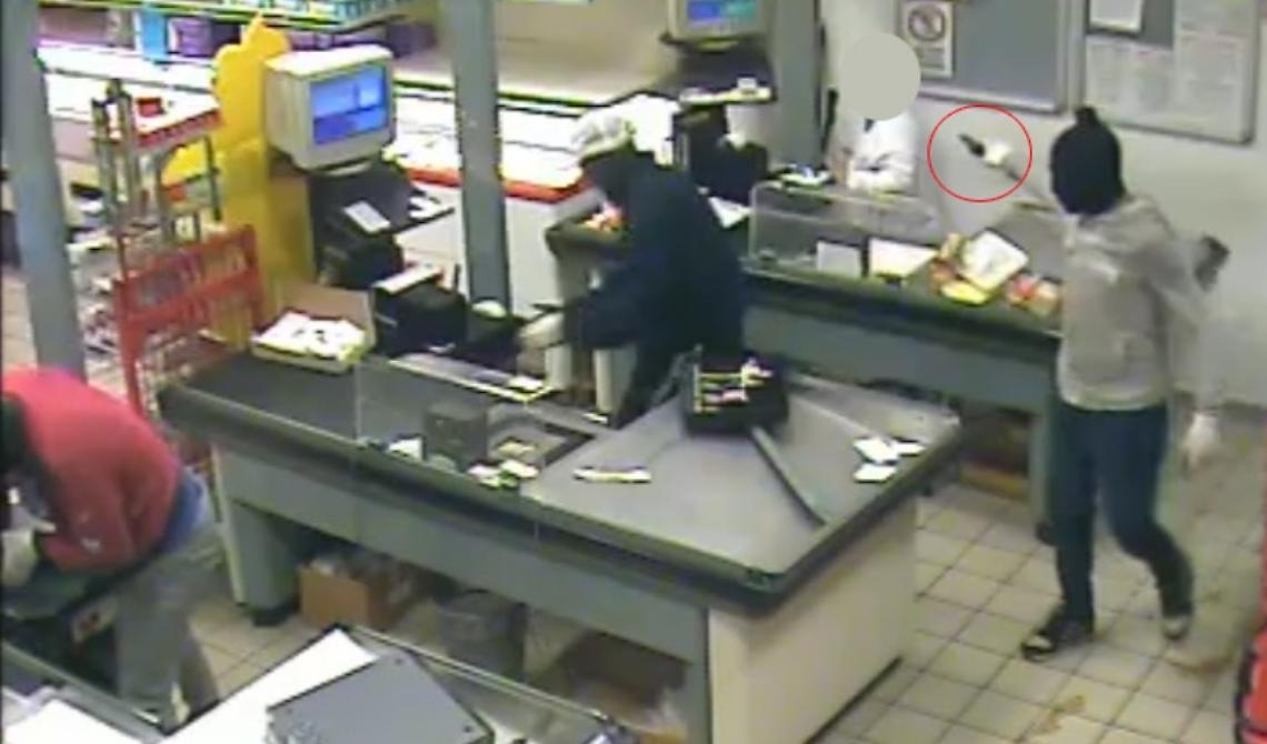 Rapina supermercato, banditi inseguiti da poliziotto abbandonano bottino