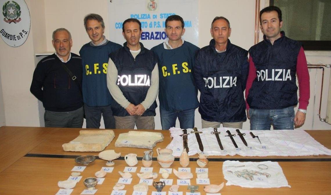Manfredonia, tombarolo realizza casa con reperti trafugati: denunciato commerciante 